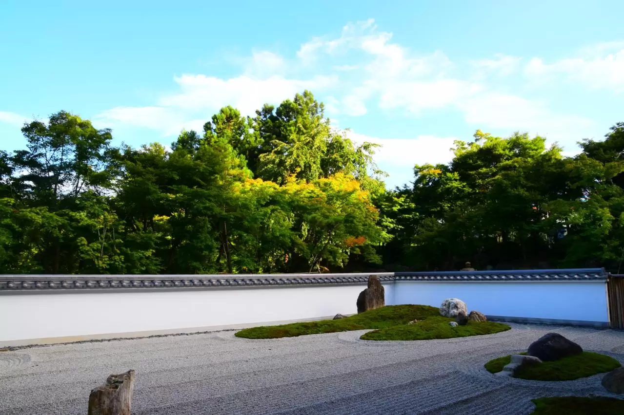 宝徳寺の枯山水と青空