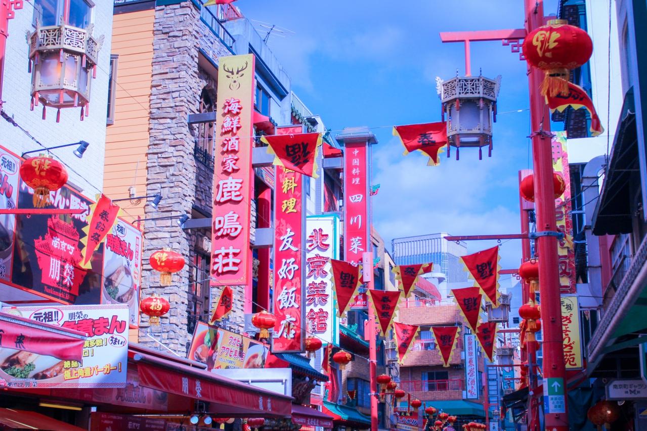 カラフルな飲食店街風景