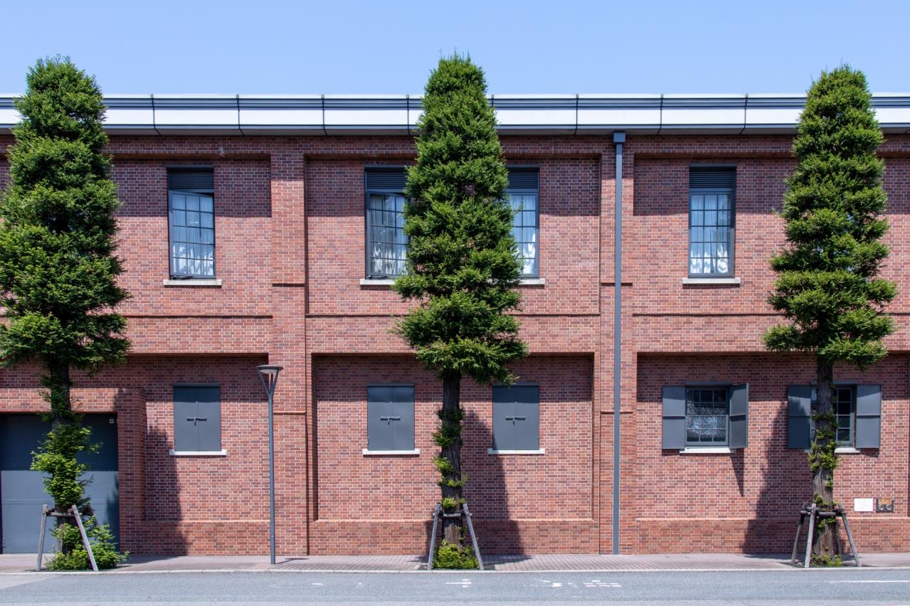 トヨタ産業技術記念館 赤レンガの建物と緑の樹木