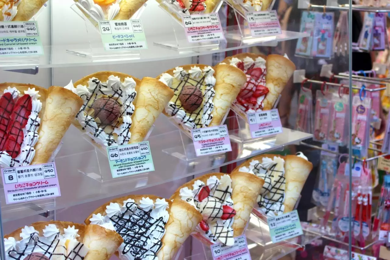 竹下通り　クレープ ディスプレイ