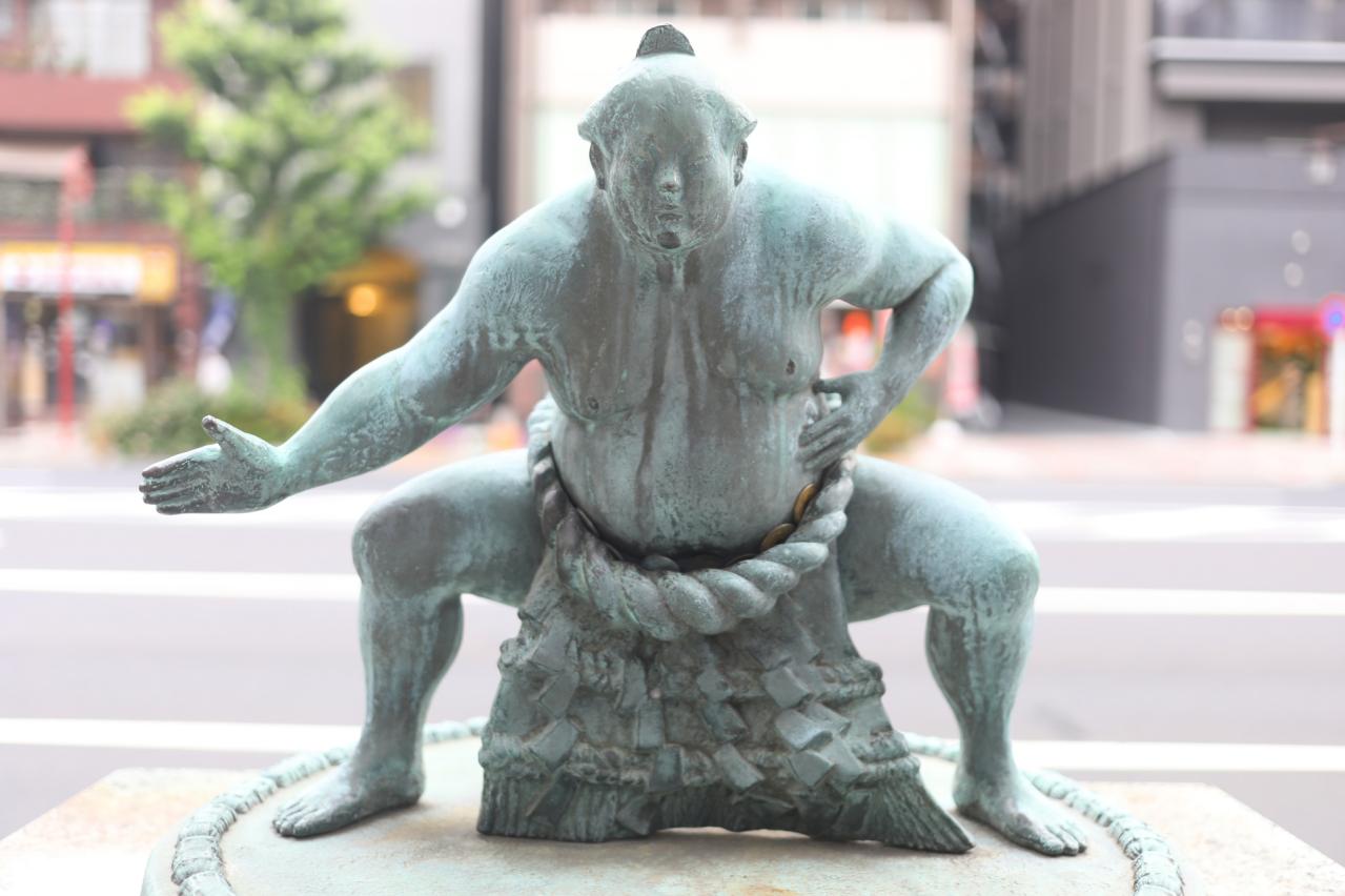  両国の力士像
