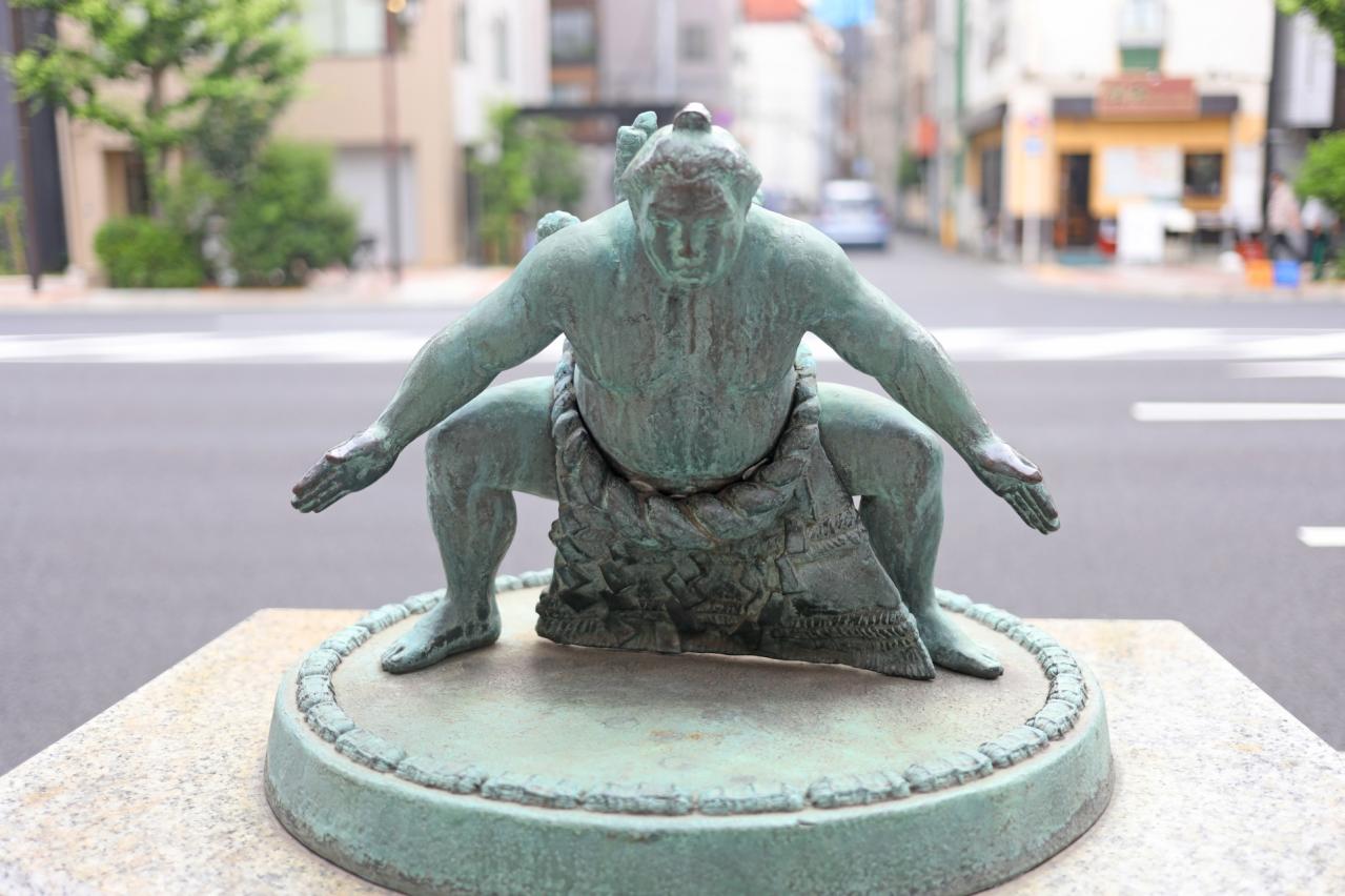 両国の力士像