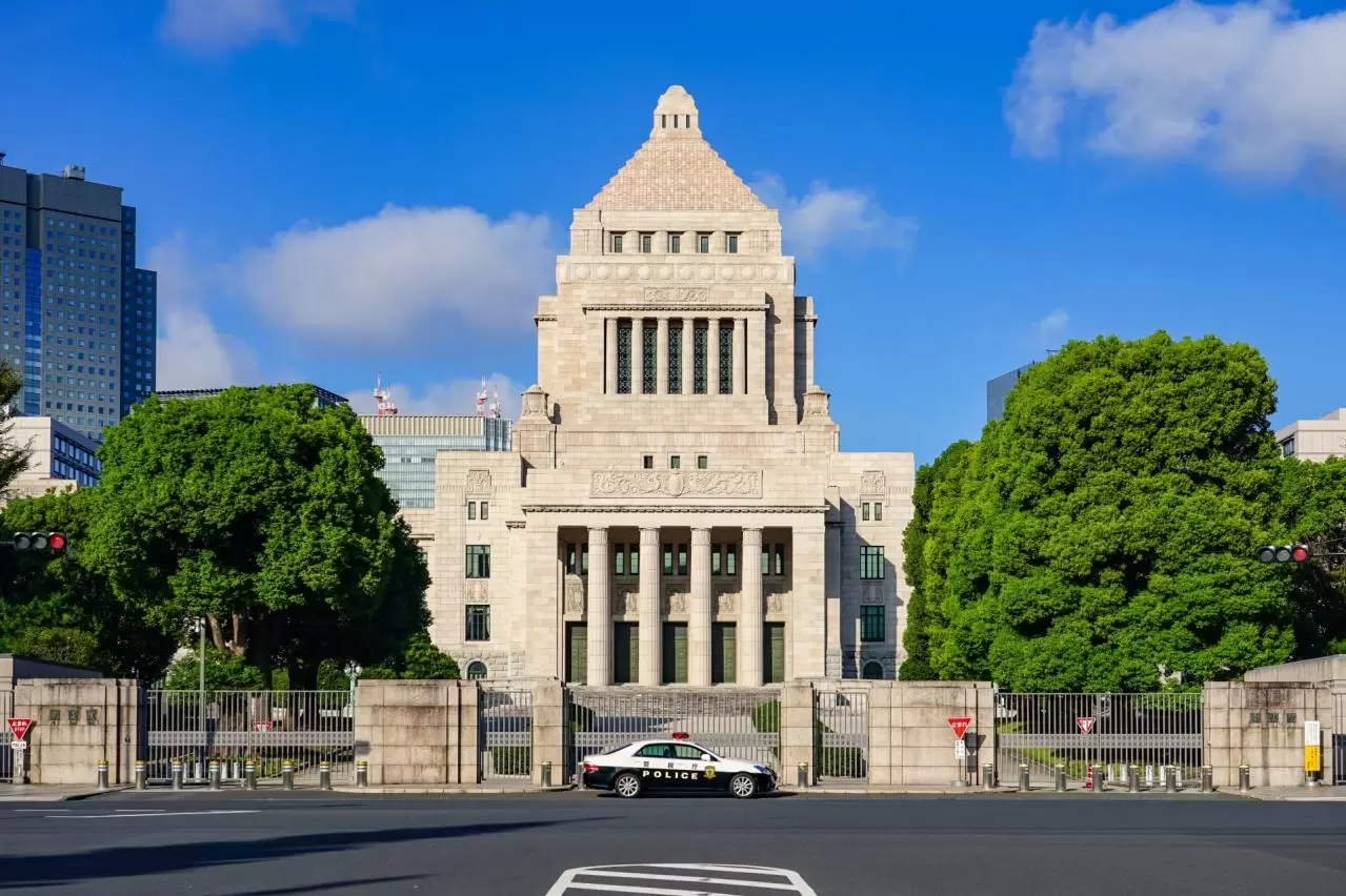 青空に映える国会議事堂