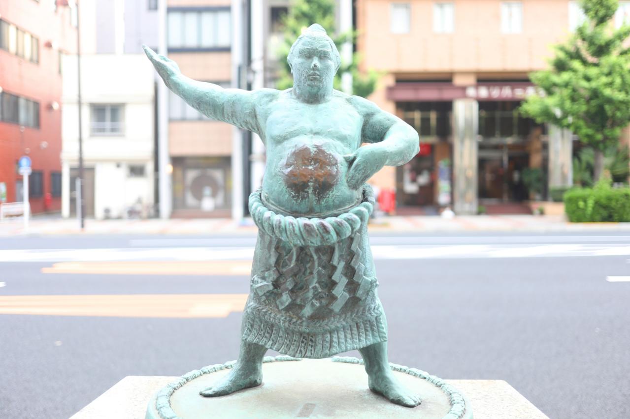 両国の力士像