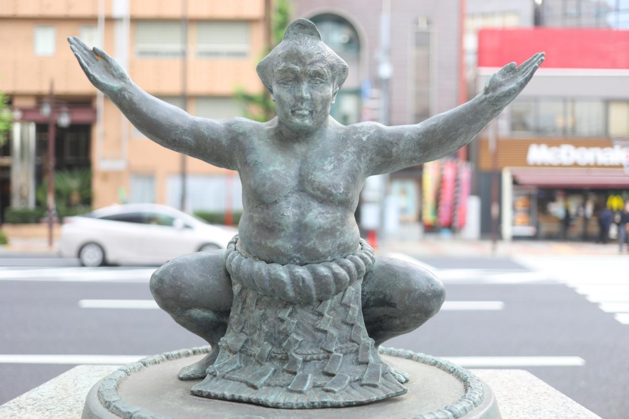  両国の力士像