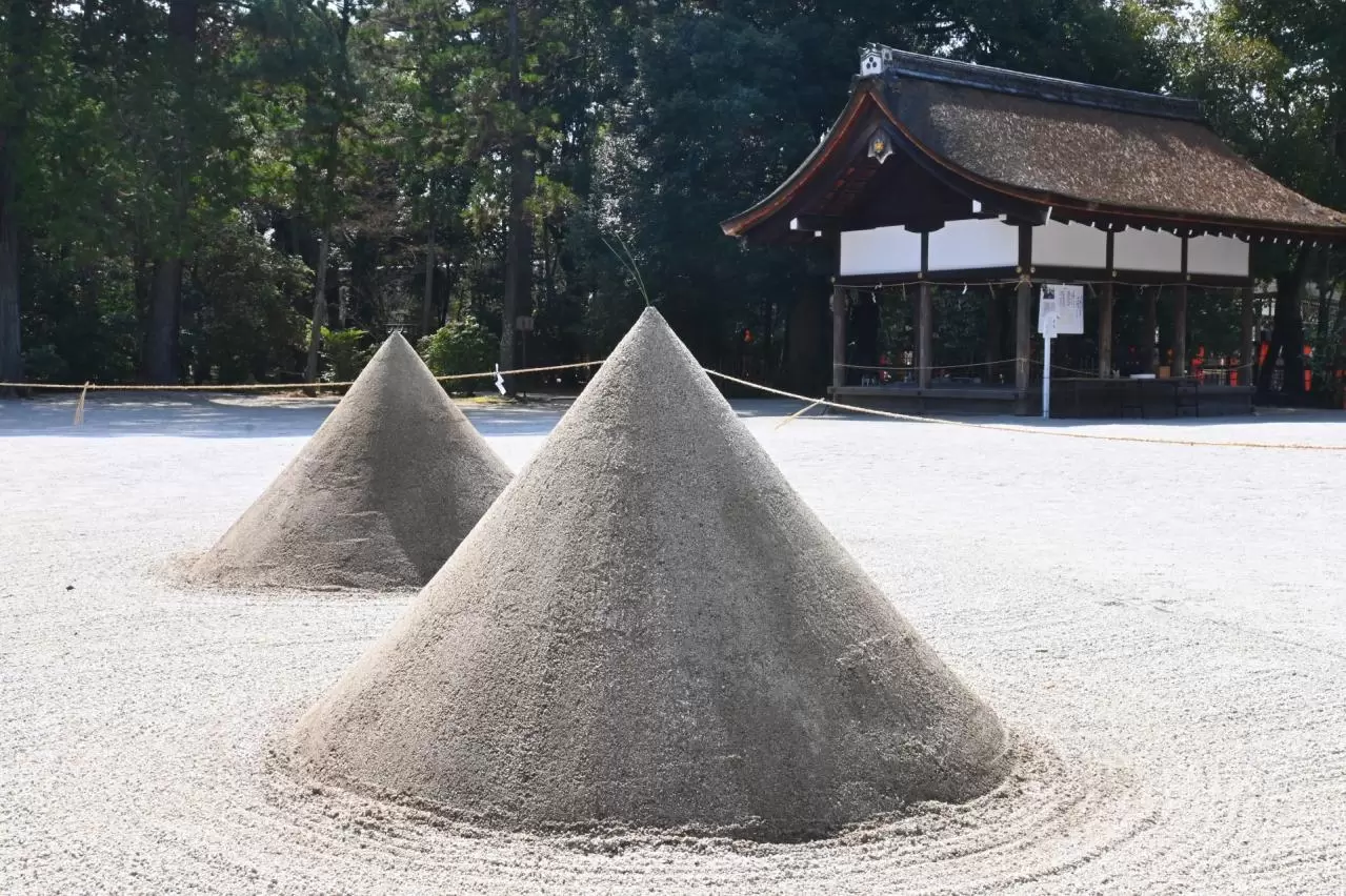 京都市の世界遺産上賀茂神社 円錐状の立砂