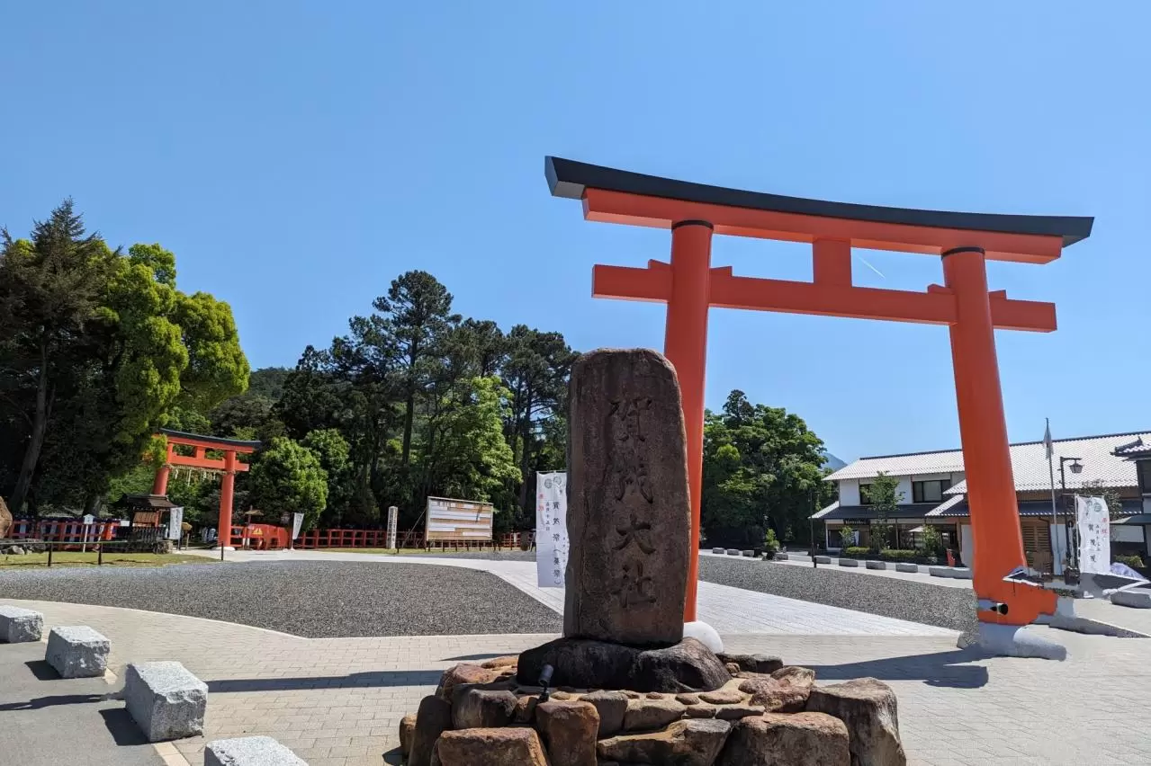 京都、上賀茂神社の大鳥居と社号標