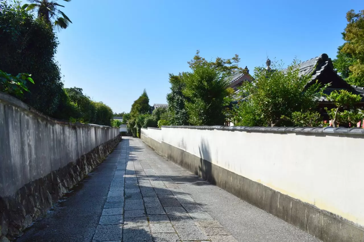 初秋の一華院と同聚院の間の小道