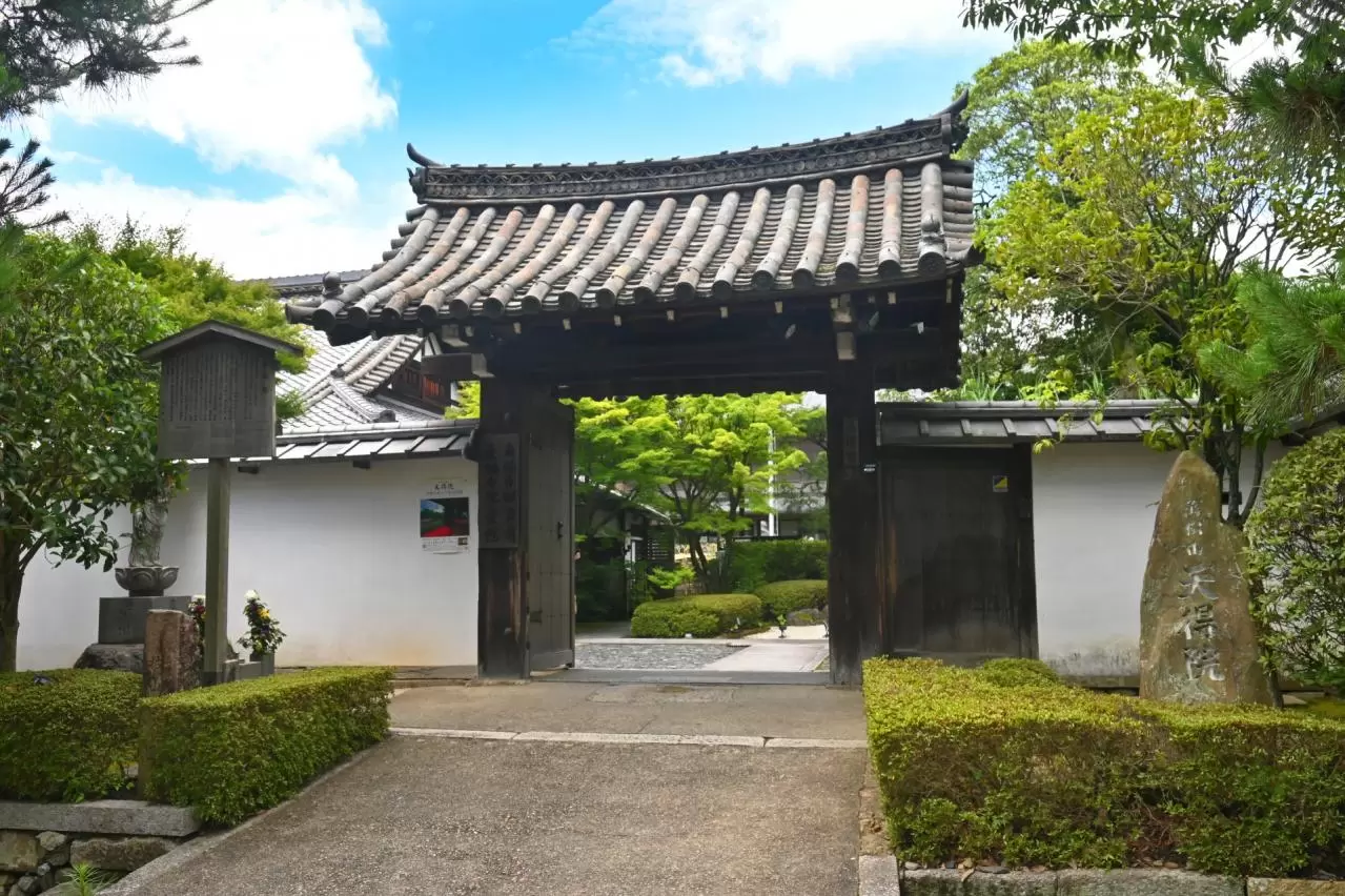 桔梗の寺 京都市東福寺 天得院の山門