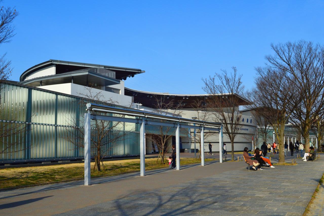 早春の京都市梅小路公園の京都水族館