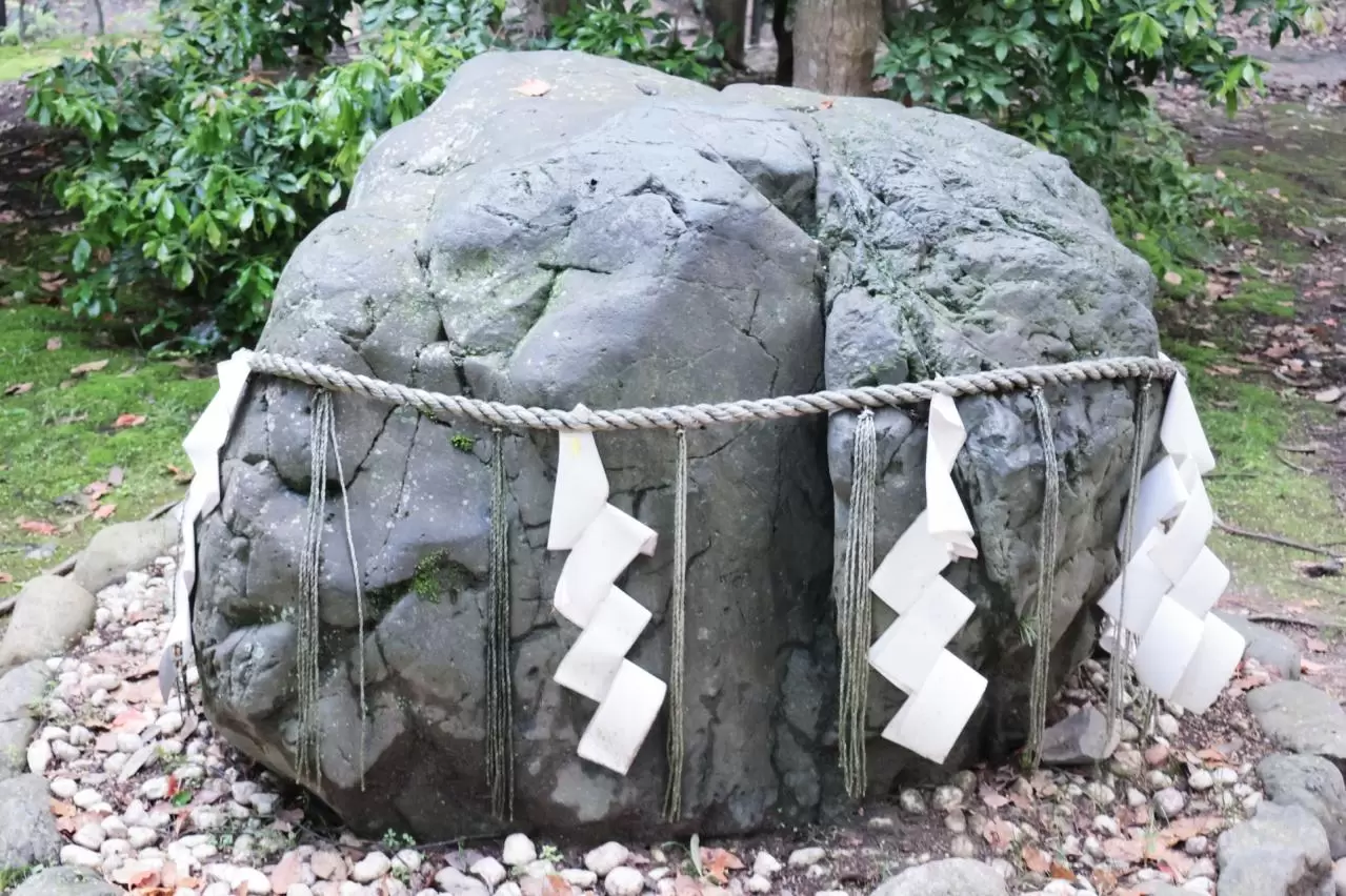 京都 上賀茂神社の大きな岩