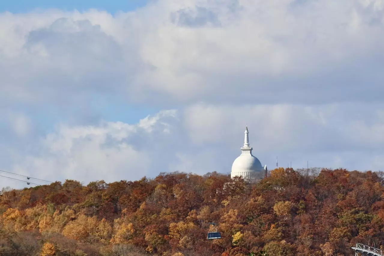 紅葉の藻岩山とロープウェー