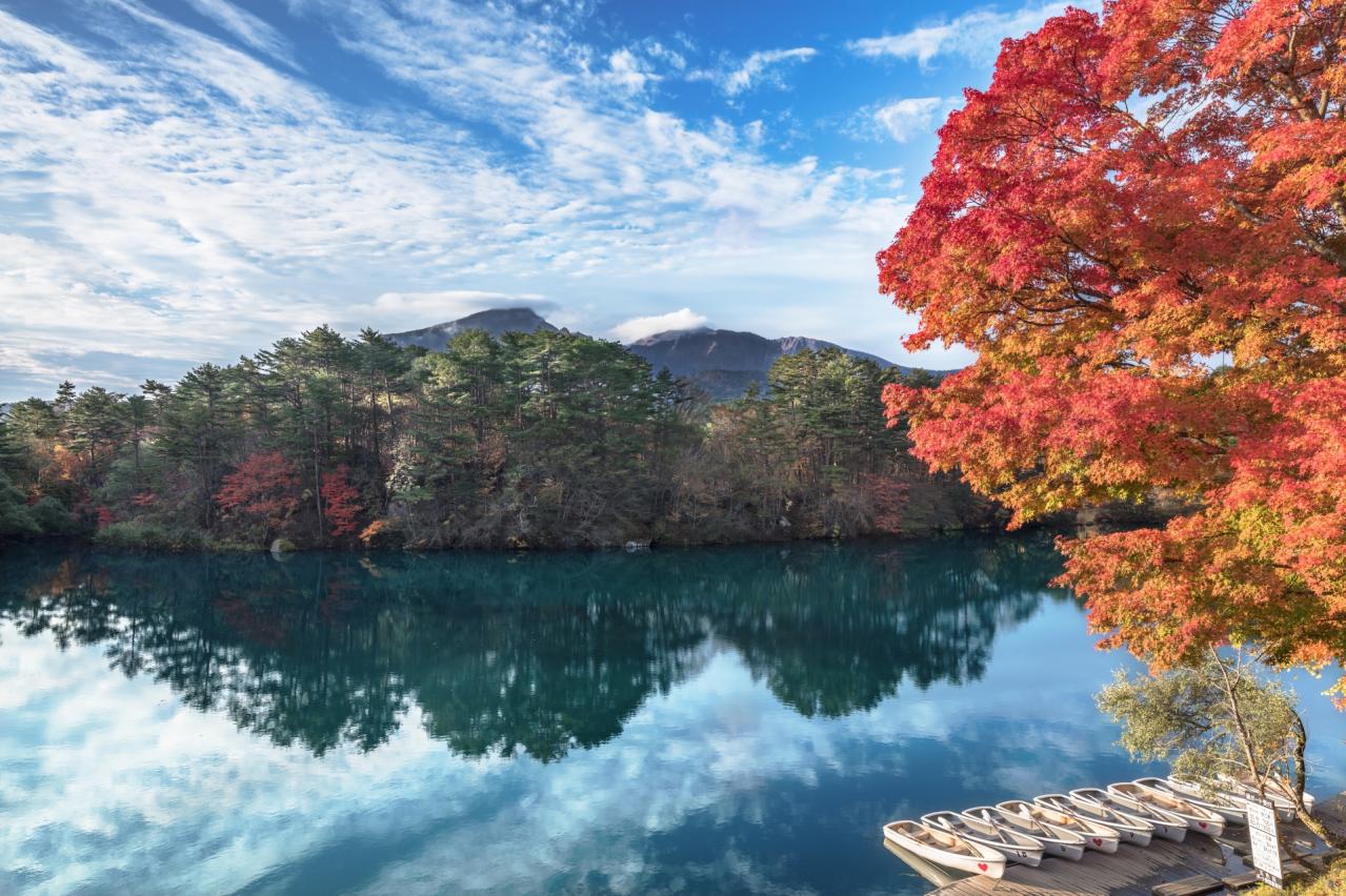 福島県・北塩原村 秋の毘沙門沼の紅葉