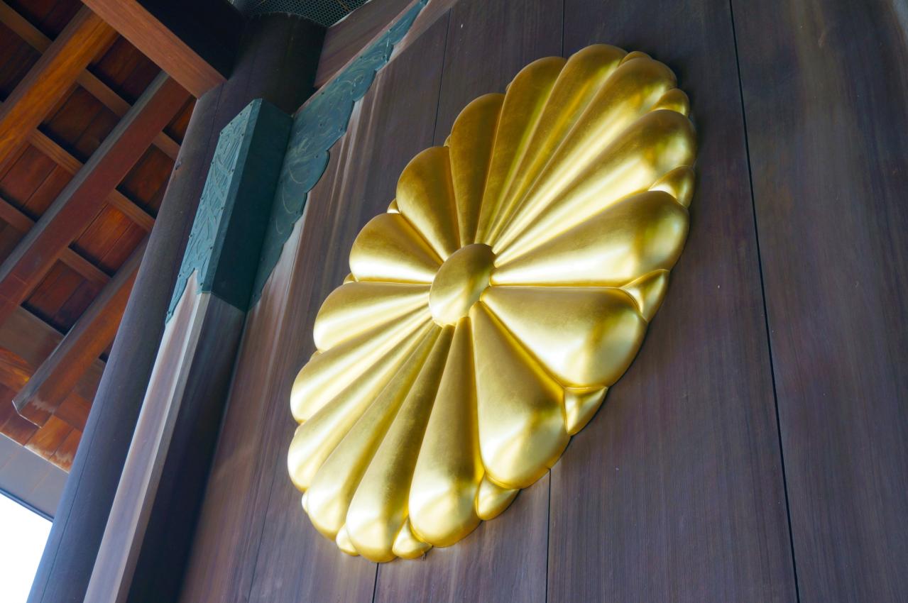 靖国神社の神門の菊の御紋