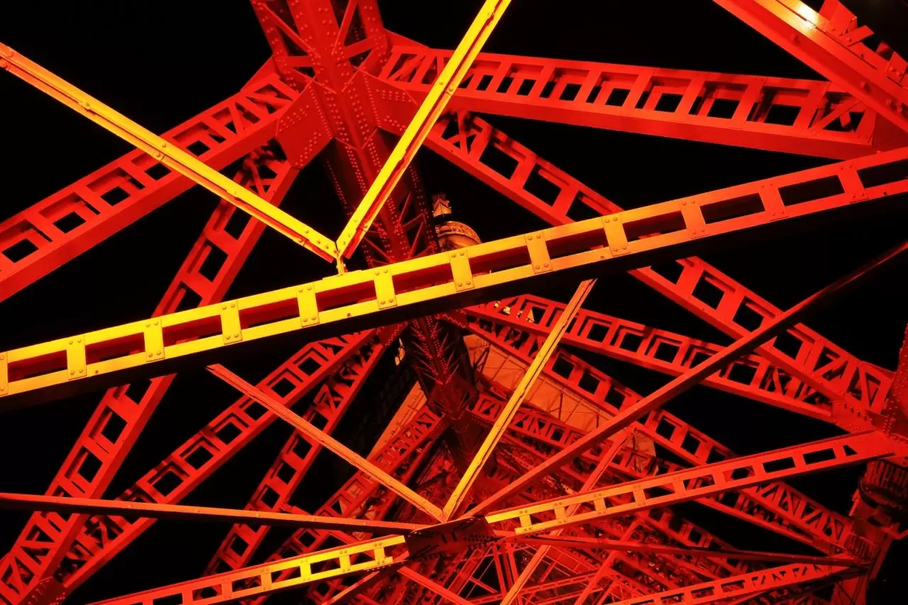 真下から見る東京タワー