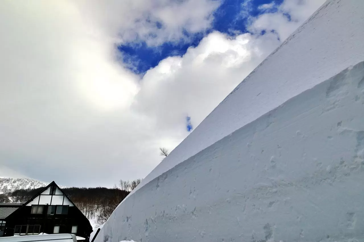 酸ヶ湯温泉と雪の壁