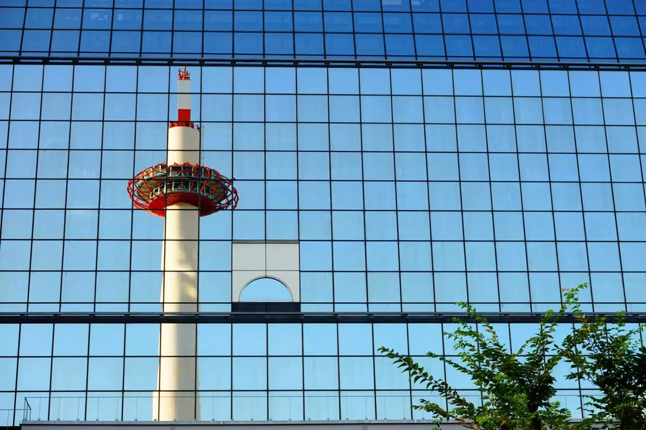 京都駅に映る京都タワー