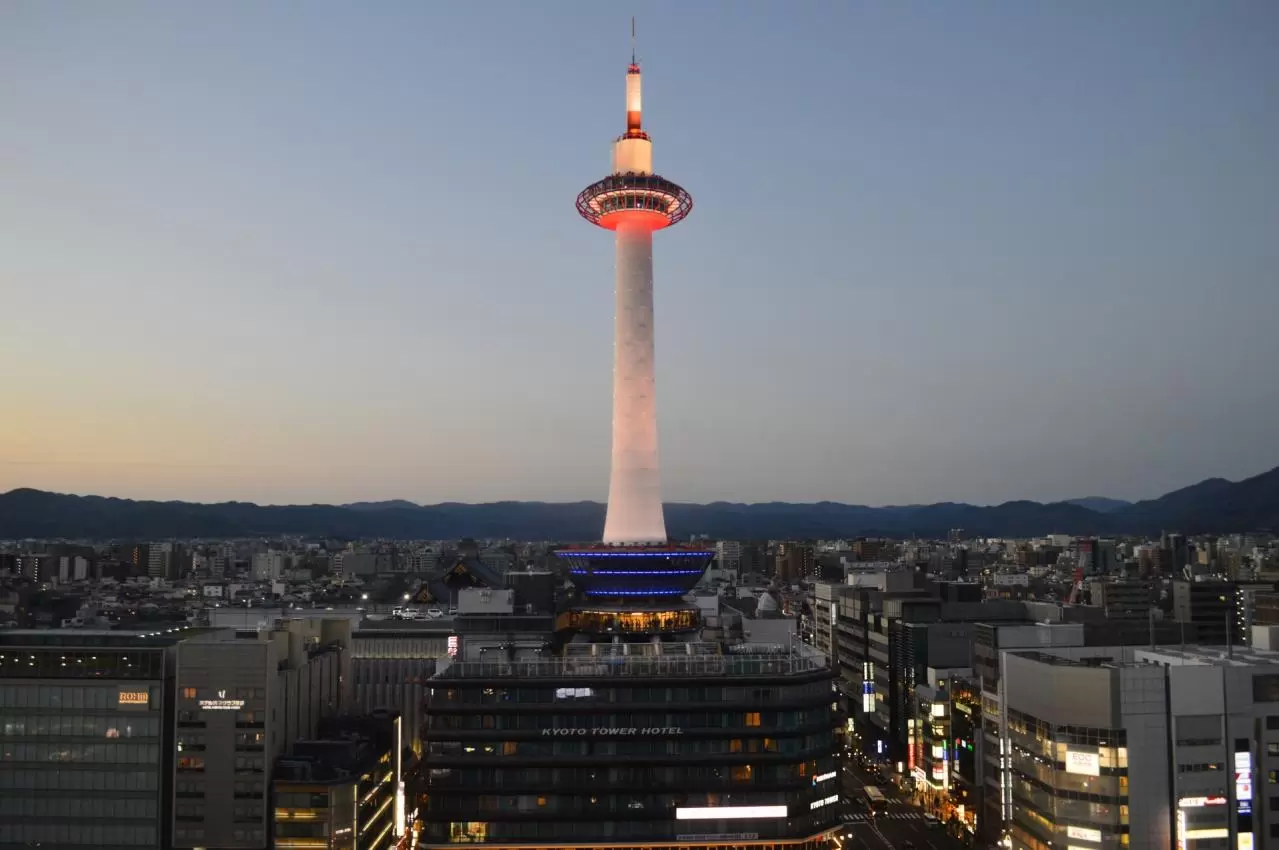 春の夕暮れの京都タワーと街並み