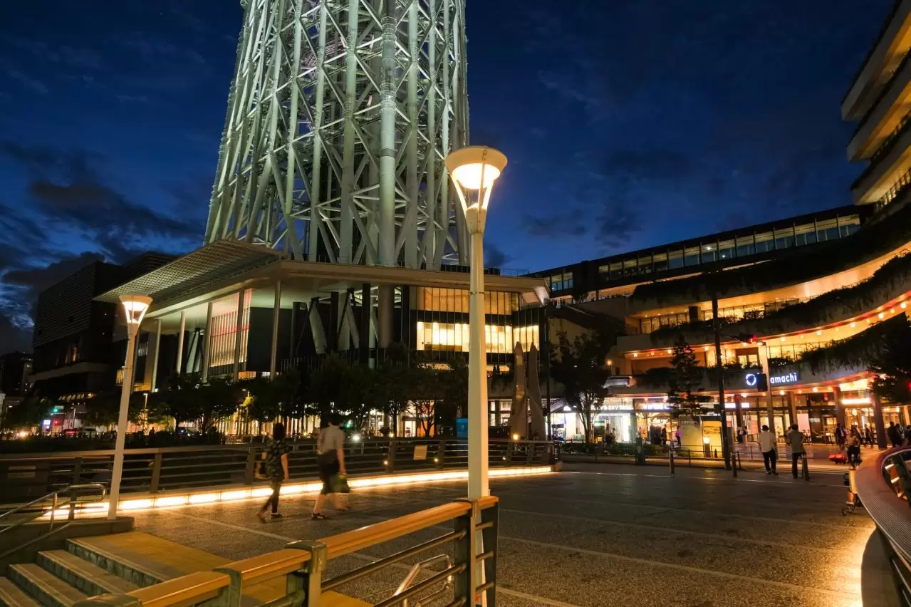 東京都 夜の東京ソラマチ、おしなり橋