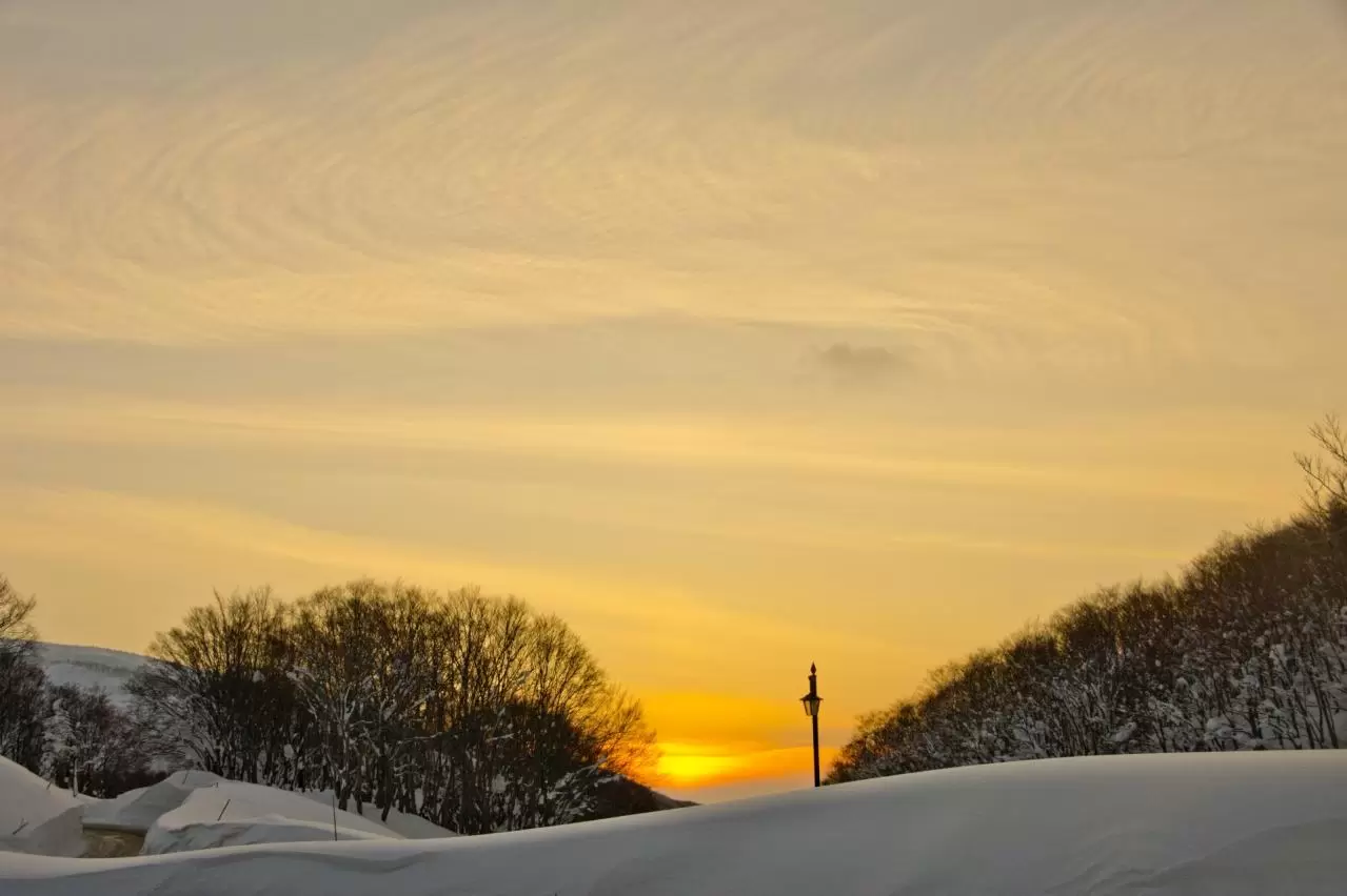 八甲田山酸ヶ湯温泉近くの雪原からの夕照