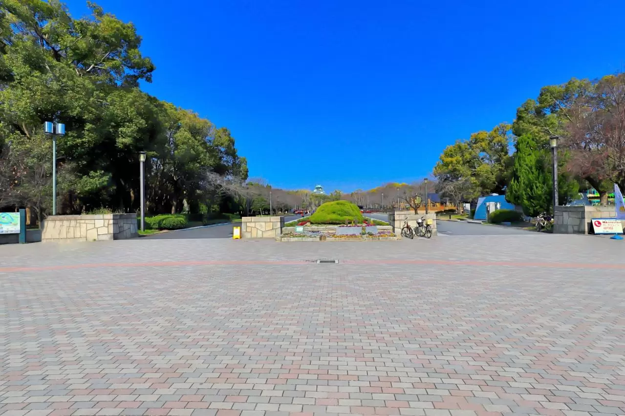 森ノ宮駅出口からみた大阪城公園