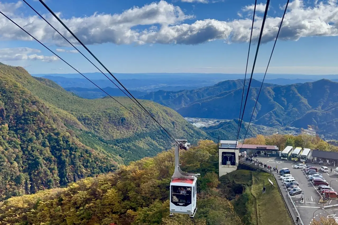 日光いろは坂ロープウェイ秋の紅葉と青空