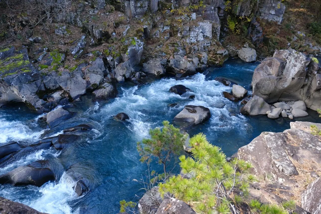 厳美渓　渓流と岩の風景