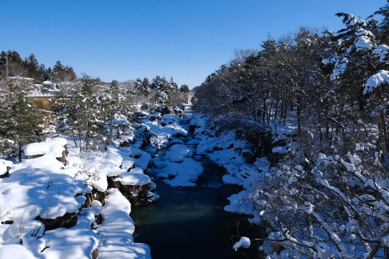 厳美渓の冬の風景：真冬の晴れた日の厳美渓