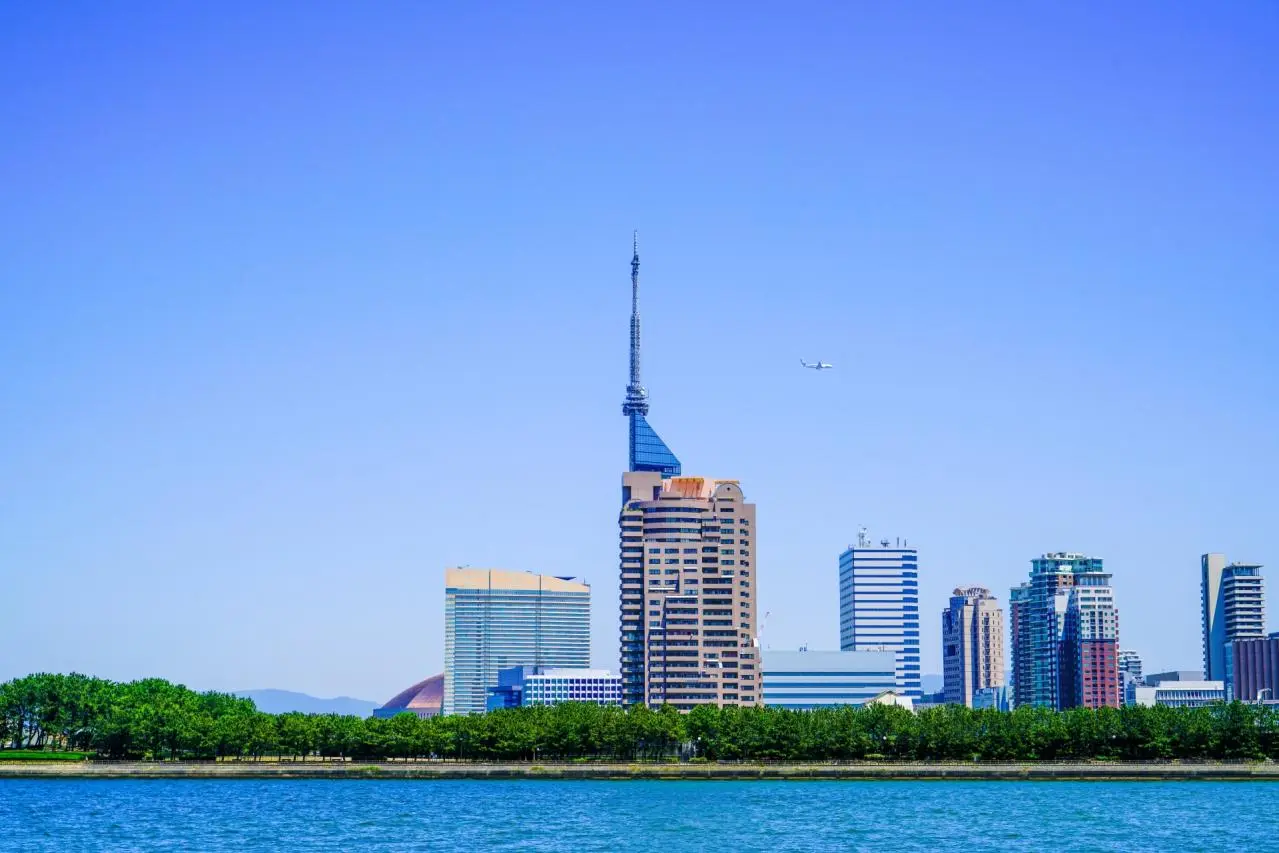 福岡タワーと高層ビル群