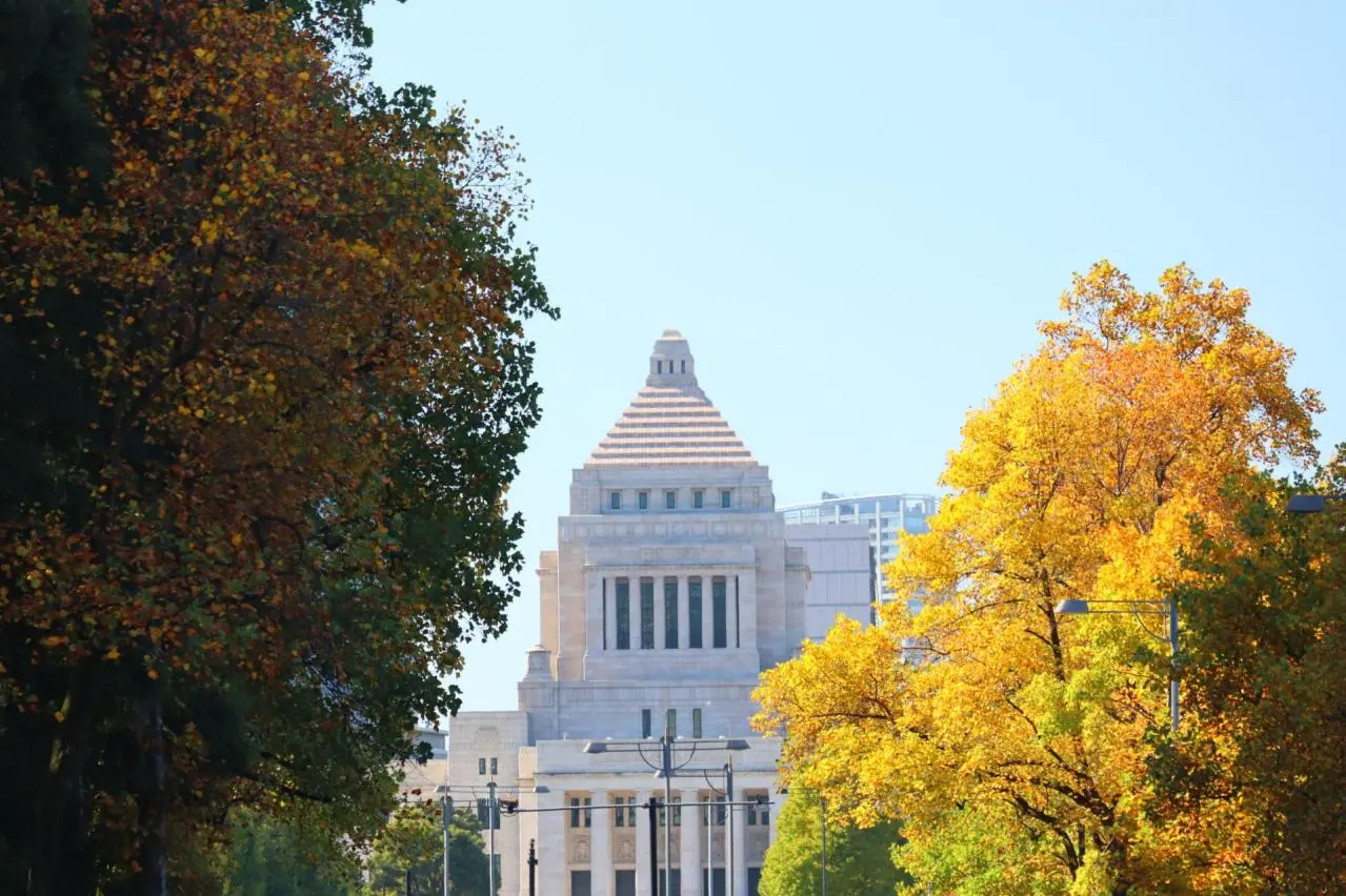 秋晴れの日の国会議事堂