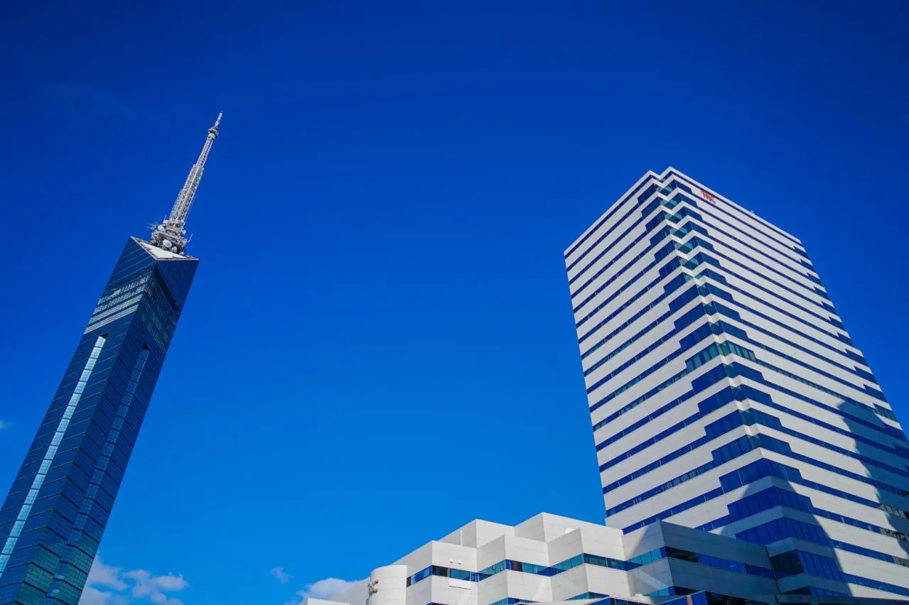 福岡タワーと周囲のビル