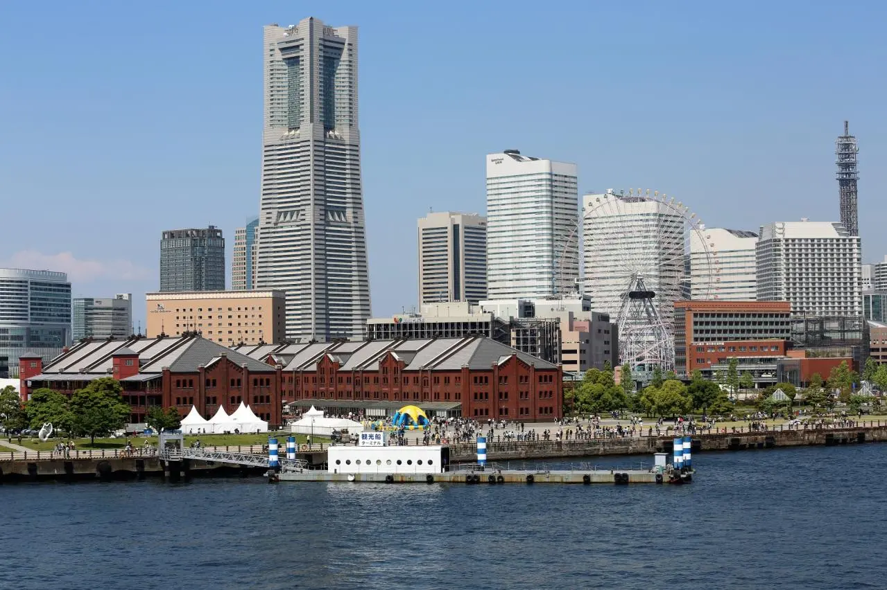 赤レンガ倉庫と高層建物群