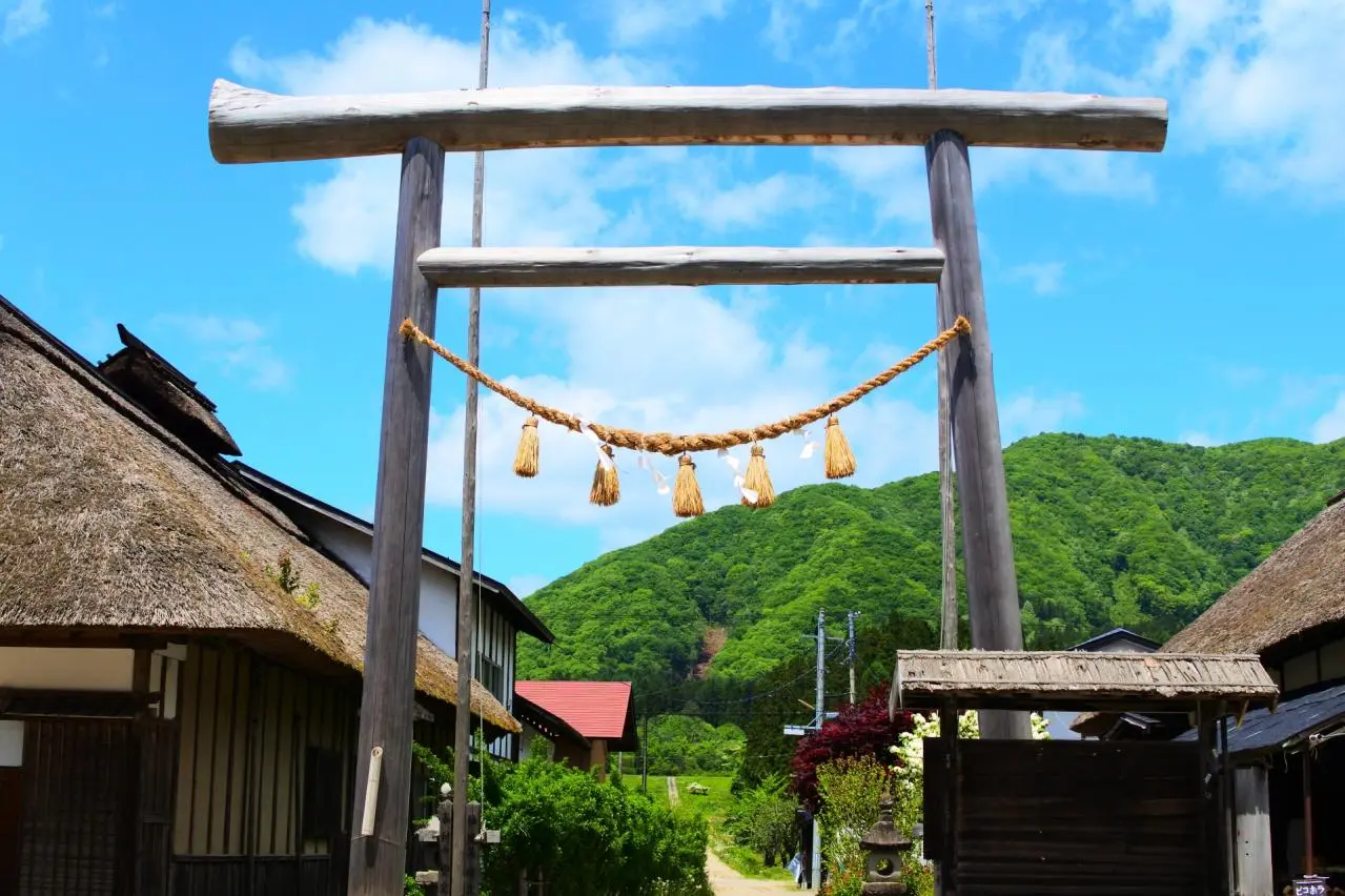 大自然の中にある鳥居　大内宿　青空