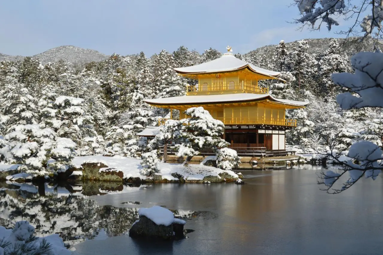 京都金閣寺の冬