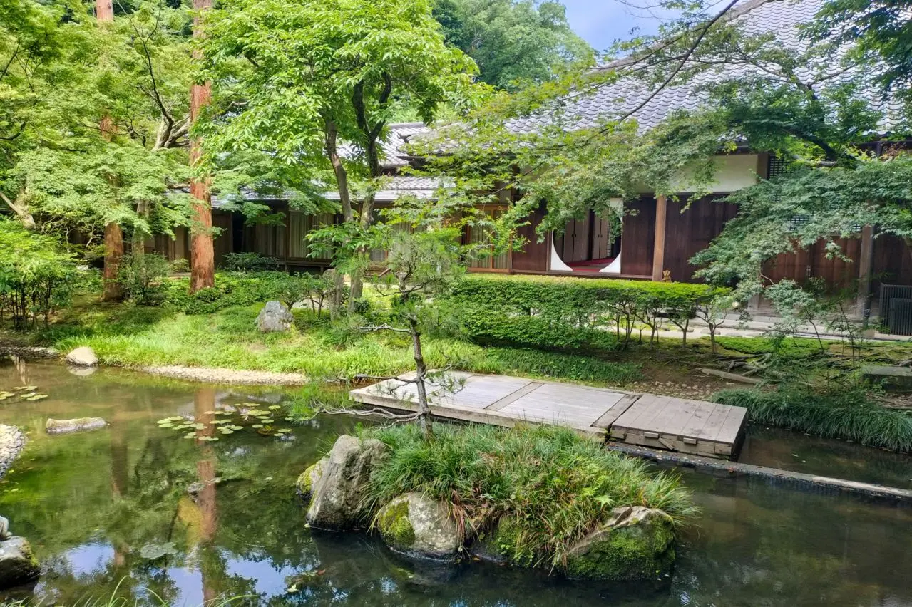 明月院本堂後庭園から見る丸窓（悟りの窓）