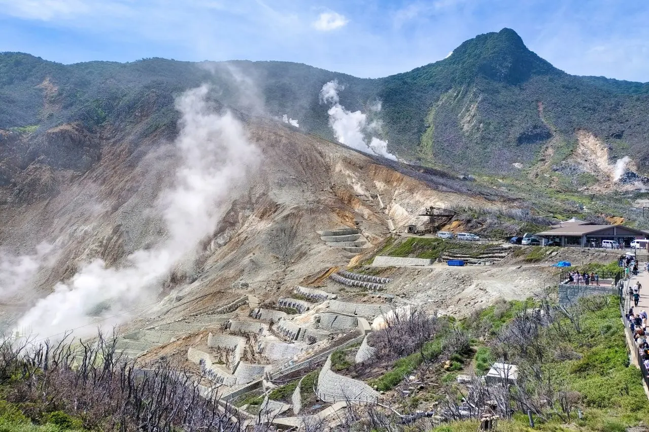箱根の大涌谷駅前から眺める冠ヶ岳と大涌谷