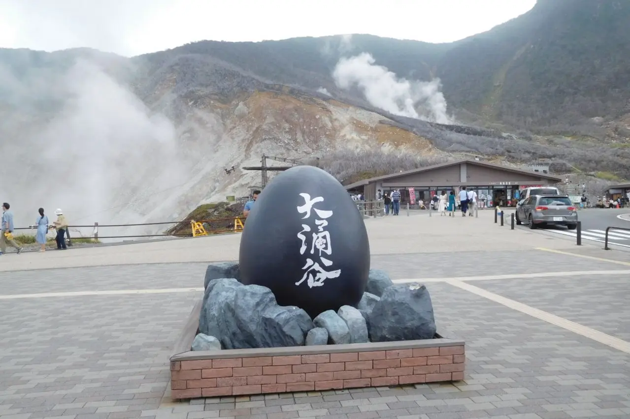 箱根大涌谷の黒タマゴの像