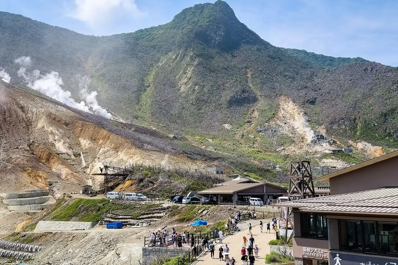 箱根の大涌谷駅前から眺める冠ヶ岳と大涌谷
