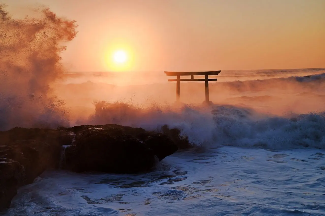 大洗磯の鳥居と日の出