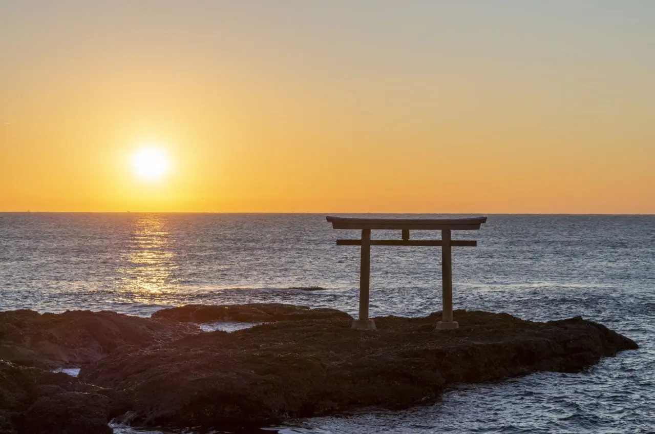 大洗磯の鳥居と日の出