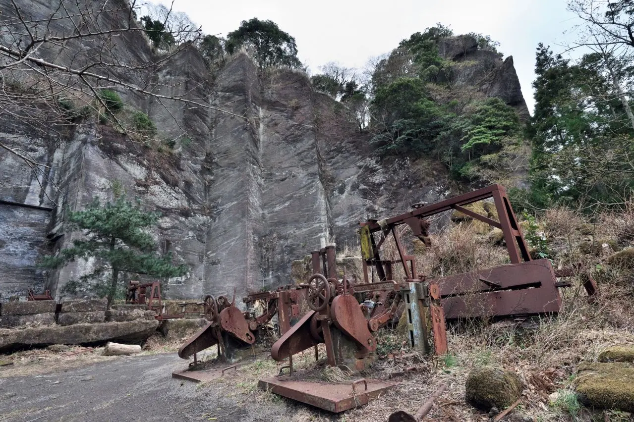 岩舞台に残る古い機械