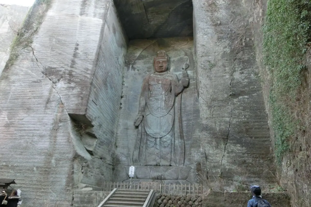 鋸山の百尺観音