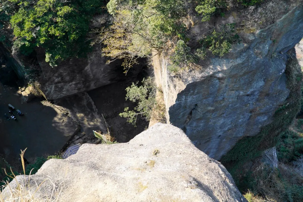 千葉 鋸山の地獄覗きを覗き込み