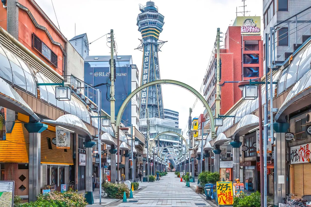 大阪の通天閣のある街並み