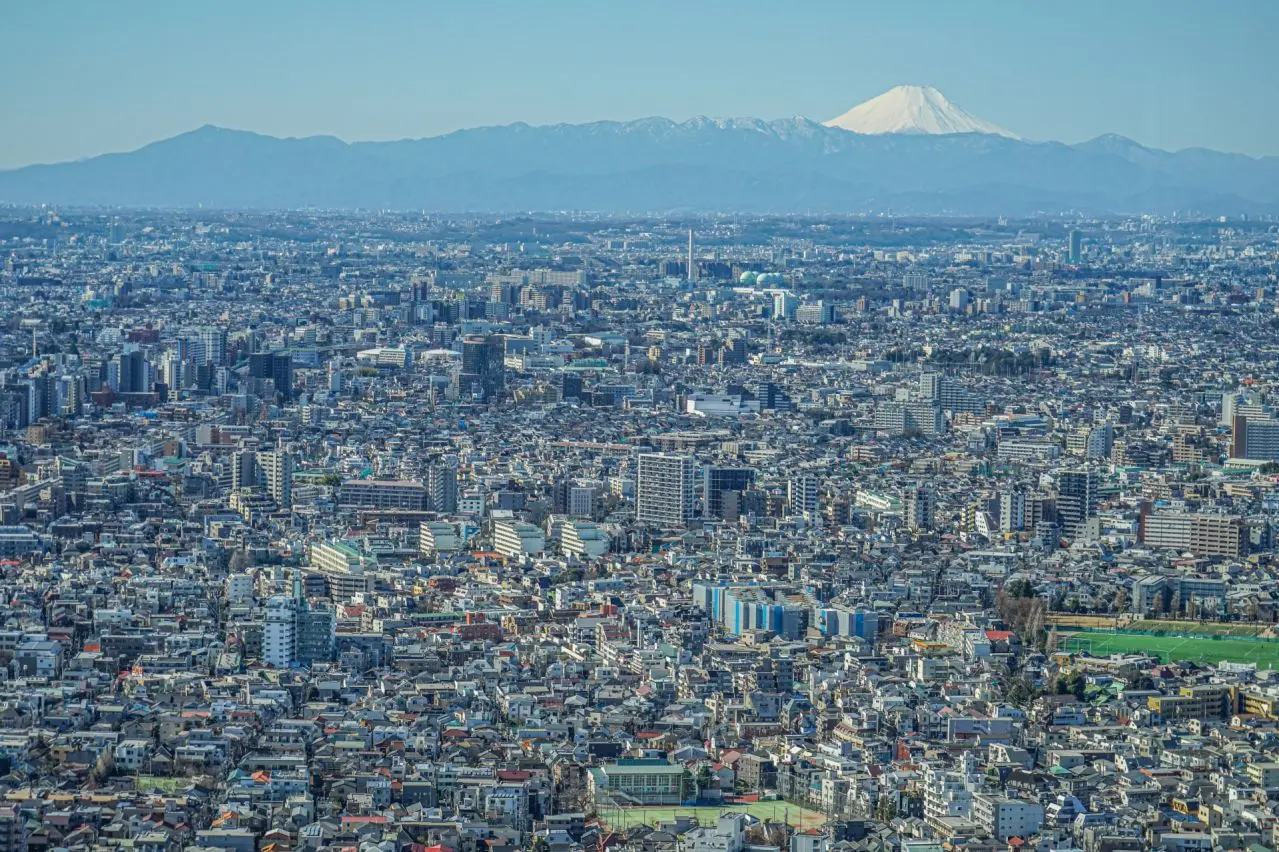 東京都庁の展望台から見える東京の街並みと富士山