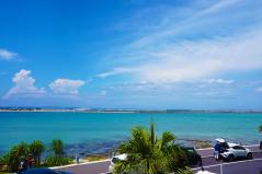 瀬長島ウミカジテラスから望む那覇の海