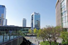 大阪駅中央北口から望む 梅田スカイビル