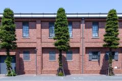 トヨタ産業技術記念館 赤レンガの建物と緑の樹木