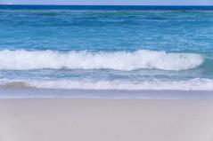 大浜海浜公園の砂浜と波