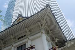 見上げた歌舞伎座の屋